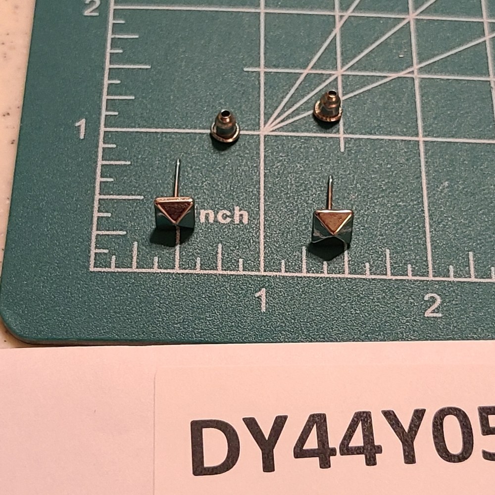 Silver stud earring - Picture 7 of 7